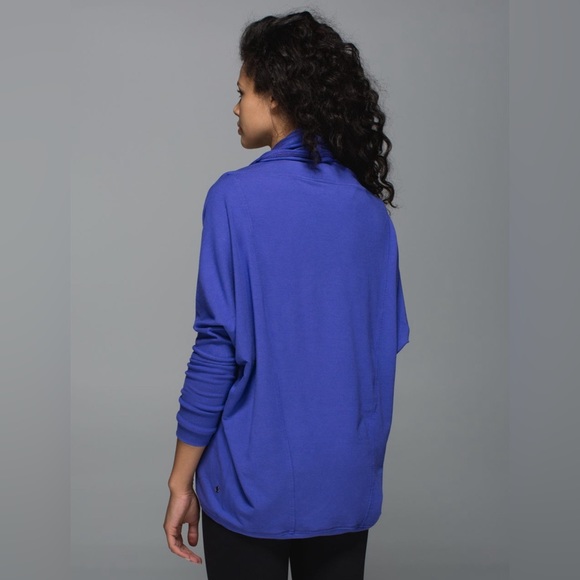 Lululemon To & Flow Wrap in Heathered Mod Iris Flower - Picture 2 of 15